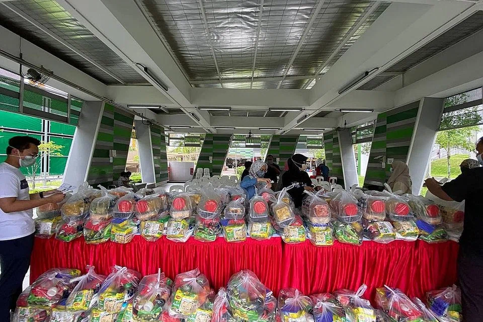 SEDIAKAN MAKANAN BAGI YANG MEMERLUKAN: Badan amal setempat seperti Vision 21 Welfare Society menjalankan daya usaha Food Bank mereka bagi membantu golongan rentan menerusi pengagihan pek makanan dan sejak dilancarkan pada 2022, telah menyokong seramai 7,000 keluarga. - Foto VISION 21 WELFARE SOCIETY