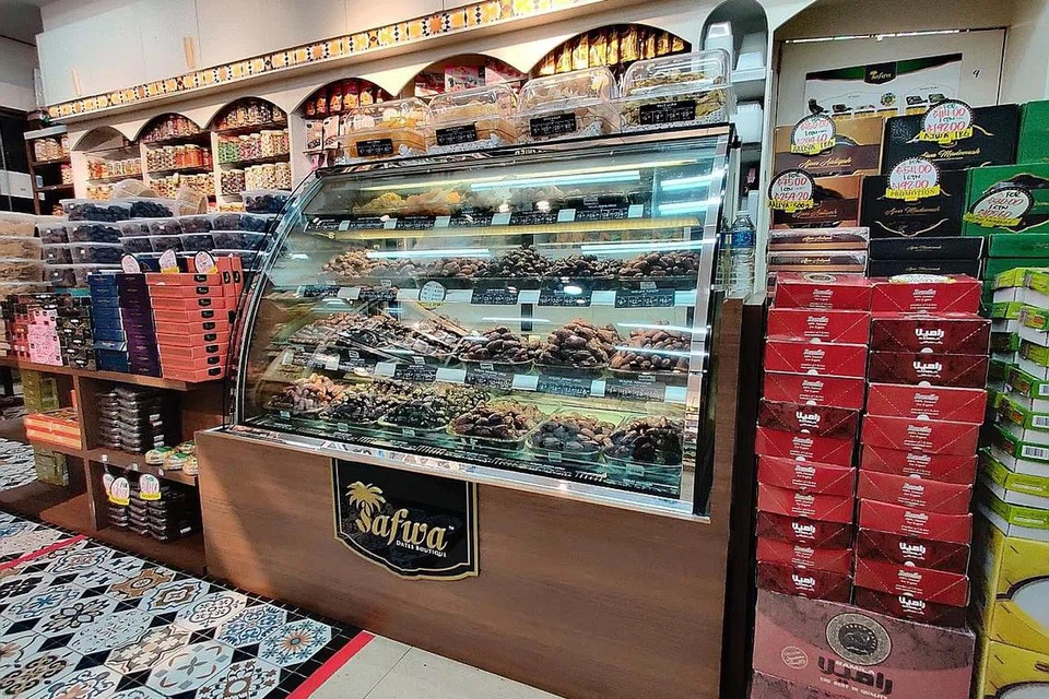 LEBIH 30 JENIS KURMA UNTUK DIPILIH: Selain daripada menjadi menu makanan harian, kurma juga sering dijadikan hadiah oleh masyarakat Islam semasa bulan puasa. - Foto Al BARAKAH