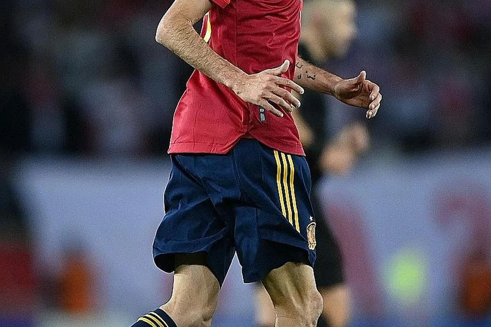 TAMPARAN HEBAT: Persiapan Sepanyol bagi Kejohanan Eropah (Euro) 2020 kini genjot apabila kapten pasukan Sergio Busquets (kiri) disahkan positif Covid-19 dan terpaksa meninggalkan kem latihan. - Foto EPA-EFE