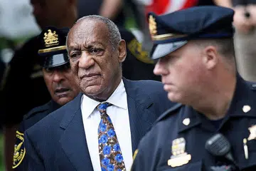 PESALAH JENAYAH SEKSUAL: Gambar yang dipetik pada 24 September 2018 menunjukkan pelakon Amerika Syarikat, Bill Cosby, tiba di mahkamah di Norristown, Pennsylvania, untuk menghadapi hukuman atas serangan jenayah seksual. - Foto AFP