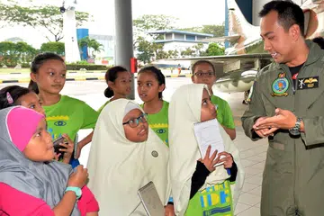 BERI PENDEDAHAN TENTANG KERJAYA: Sebahagian peserta kem kewartawanan BH i3/GenG 2017 mewawancara juruterbang Kapten Azlan Latiff. - Foto fail