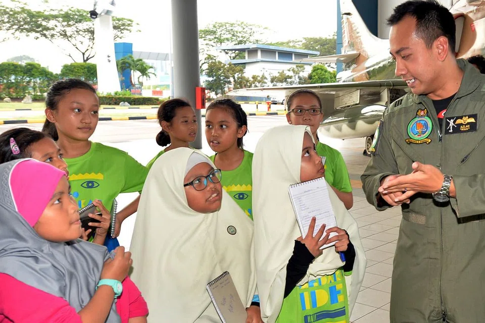 BERI PENDEDAHAN TENTANG KERJAYA: Sebahagian peserta kem kewartawanan BH i3/GenG 2017 mewawancara juruterbang Kapten Azlan Latiff. - Foto fail