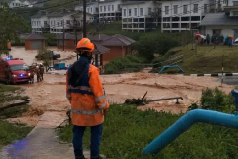 Keadaan banjir dan tanah runtuh di Kampung Sungai Ruil di Cameron Highlands, Pahang. 