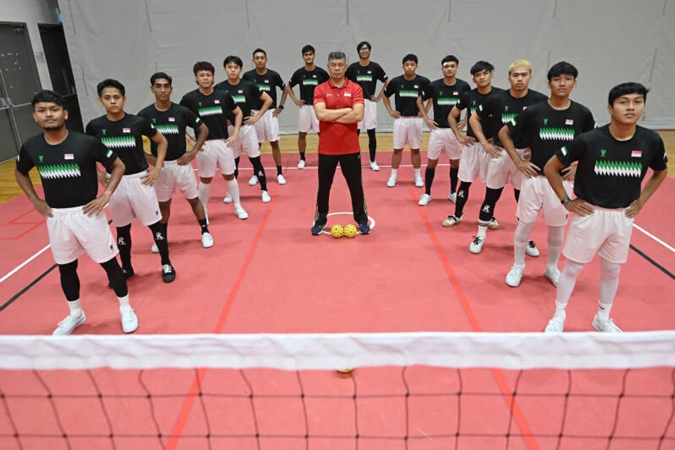 Jurulatih sepak takraw Singapura, Nur Hisham Adam (tengah), akan membimbing pasukan ke Sukan SEA di Thailand. Beliau ingin pasukannya mendapatkan sekurang-kurangnya satu pingat untuk mendorong dan membangkitkan sepak takraw Singapura.