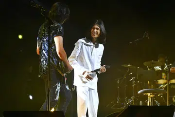 SEMANGAT JALAN TERUS: Walaupun tidak sihat dengan vokal yang kedengaran tidak semantap selalu, Zamani (kanan) tidak mengecewakan pada konsert Sabtu lalu dengan sokongan rakan-rakan lain seperti Shah yang memberinya semangat.
