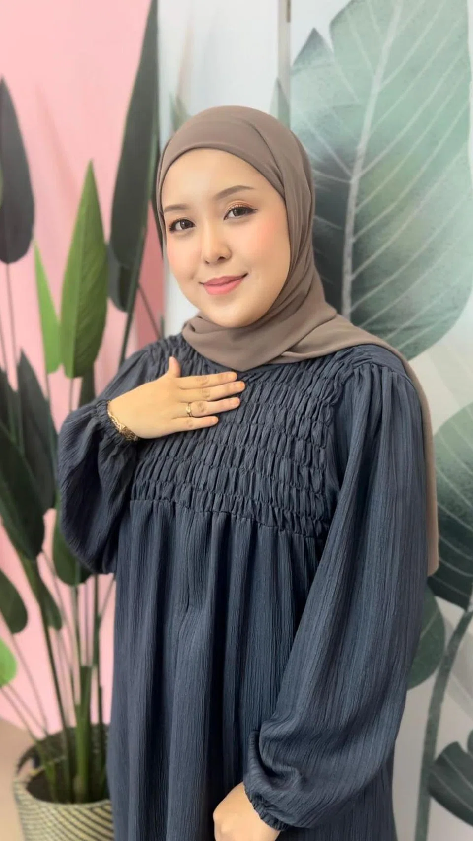 Golongan ibu boleh cuba bermula dengan rona warna neutral yang mudah dipadankan dengan pakaian lain di dalam almari mereka. 