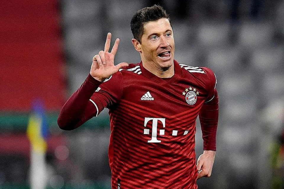 AKSI CEMERLANG: Robert Lewandowski (atas) meraikan hatriknya semasa membantu Bayern Munich membelasah Red Bull Salzburg. - Foto REUTERS