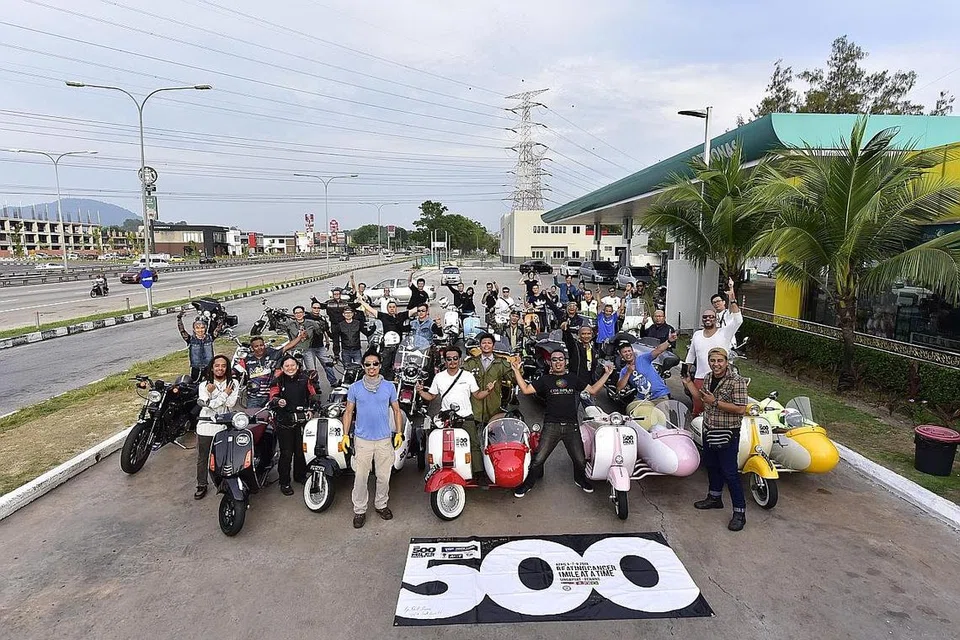 DAPAT SAMBUTAN: Penunggang skuter kereta sisi dari Singapura mendapat sambutan dan layanan hebat penyokong di Malaysia. - Foto WILLIAM LAI