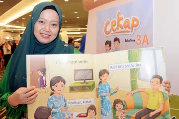 PANDAI TARIK MINAT PELAJAR: Cikgu Norhaizahwati Mohd Said sering menggunakan cara pembelajaran yang menarik lagi inovatif bagi menarik minat kanak-kanak mempelajari bahasa ibunda di PCF Sparkletots Bukit Panjang. - Foto JOHARI RAHMAT