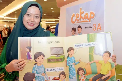 PANDAI TARIK MINAT PELAJAR: Cikgu Norhaizahwati Mohd Said sering menggunakan cara pembelajaran yang menarik lagi inovatif bagi menarik minat kanak-kanak mempelajari bahasa ibunda di PCF Sparkletots Bukit Panjang. - Foto JOHARI RAHMAT