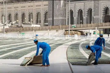 Pekerja memasang permaidani baru di  Masjidil Haram bagi Ramadan, agar jemaah dapat beribadah dengan “rasa tenang dan khusyuk”.
