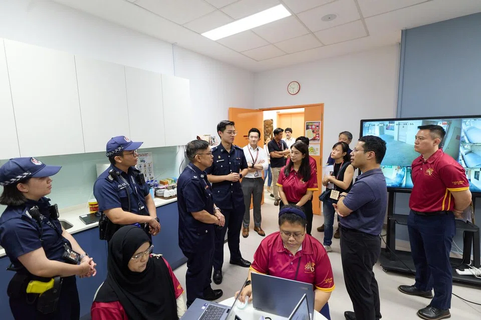 latihan penceroboh bersenjata