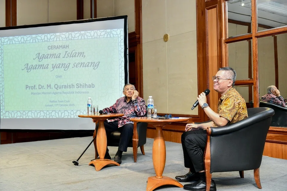 Profesor Dr Muhammad Quraish Shihab (kiri) bersama moderator ceramah, Zamil Kanan yang juga Penyelaras bagi Program Pengajian Budaya dan Sosial Serantau, Iseas-Institut Yusof Ishak, Dr Norshahril Saat.