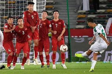 GOL KEMENANGAN: Ali Adnan (kanan) menyumbat masuk bola daripada tendangan bebas di minit terakhir bagi memastikan kemenangan 3-2 kepada Iraq ketika menentang Vietnam dalam perlawanan Kumpulan D kelmarin. - Foto AFP