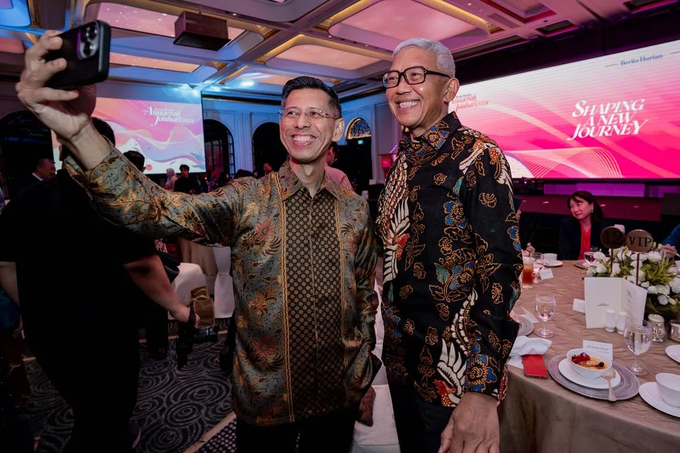 Antara hadirin Majlis Anugerah Jauhari 2024 ialah penerima Anugerah Jauhari 2023, Encik Shahrin Abdol Salam (kiri), dan penerima Anugerah Jauhari 2018, Encik Bahren Shaari (kanan), yang bersenyum lebar ketika berswafoto bersama.