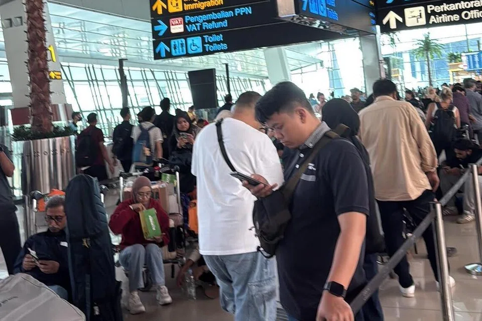 Orang ramai beratur panjang di kaunter penerbangan antarabangsa di Lapangan Terbang Antarabangsa Soekarno-Hatta pada 6 September.