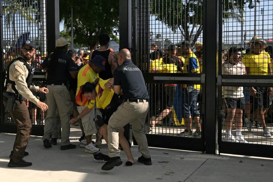 Beberapa penyokong Colombia ditahan kerana cuba memasuki Stadium Hard Rock di Miami, Amerika, tanpa tiket semasa final Copa America antara Argentina dengan Colombia.