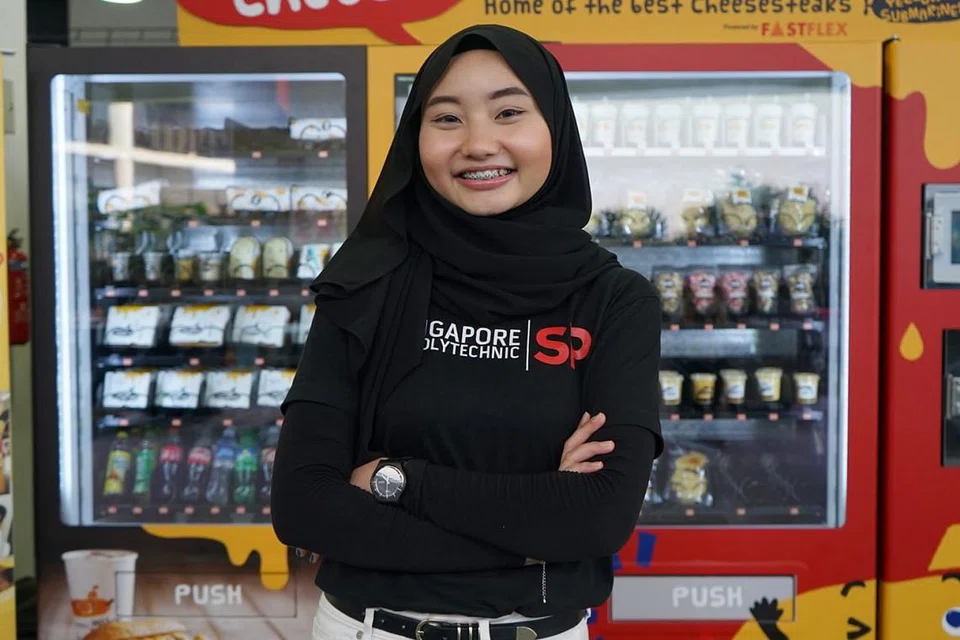 PELBAGAI MESIN MENARIK: Ketua jawatankuasa penganjur pameran perdagangan mesin layan diri di Politeknik Singapura, Cik Nurul Amirah Mohd Jefri (gambar atas), berkata terdapat pelbagai mesin layan diri yang ditampilkan, termasuk mesin piza yang mempunyai robot untuk menghantar piza kepada pelanggan dan mesin yang menggunakan teknologi pengecaman tapak tangan. - Foto SP