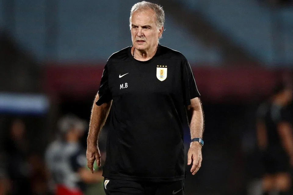 Jurulatih asal Argentina, Marcelo Bielsa, kembali beraksi sebagai jurulatih pasukan bagi Uruguay di Piala Dunia 2026. Ini merupakan kali ketiga beliau beraksi di Piala Dunia dan  kali ini beliau memperolehi pendapatan £2.61 juta setahun.