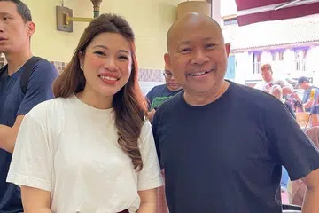 Penulis ruangan Kaki Makan, Cik Dahlia Zulkifli bersama sejarawan makanan dan penulis buku ‘The Food of Singapore Malays’, Encik Khir Johari di Warong Nasi Pariaman setalah ia mengumumkan penutupannya selepas 78 tahun. 