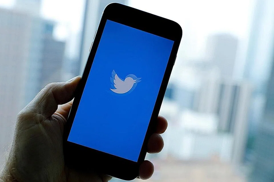 DIKENAKAN CUKAI: Langkah Indonesia mengenakan cukai nilai tambah, atau VAT, ke atas syarikat teknologi berasaskan Internet, termasuk Twitter dan Zoom, diambil sedang lebih banyak syarikat beralih niaga ke wadah digital akibat pandemik Covid-19. - Foto AFP, REUTERS