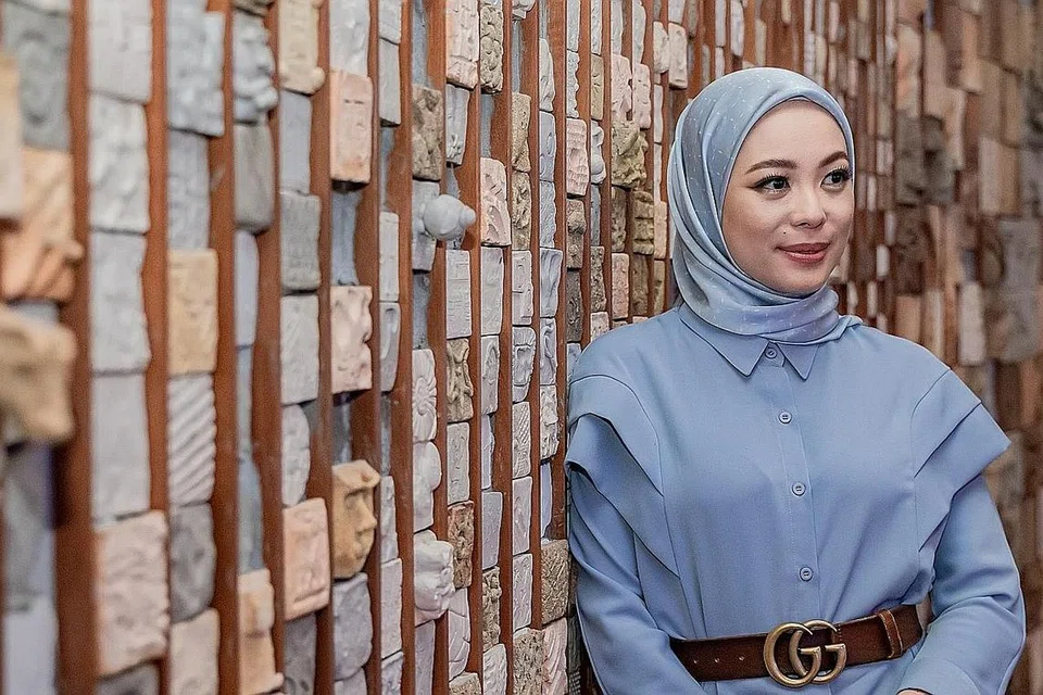 JERIH PAYAH: Cik Vivy Yusof mengakui meskipun di media sosial tampak 'sempurna' apa yang berlaku di sebalik tabir tidak diketahui ramai. Lalu beliau menerbitkan buku bagi mencurahkan pengalamannya mengharungi laluan berliku dalam dunia niaga. - Foto BM oleh NUR DIYANA TAHA