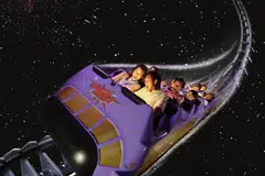 Foto fail menunjukkan para pengunjung begitu teruja ketika menaiki kenderaan luncur laju atau ‘roller coaster’ di Disneyland Hong Kong.