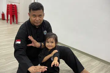  Penyelidik dan guru silat Melayu, Jailani Abu Talib, bersama anaknya, Nuha Amani Muhammad Jailani, di Pusat Rangkaian Penduduk (RN) Sembawang Central selepas kelas. Beliau berharap dapat meningkatkan kesedaran dan keinginan masyarakat Melayu, terutama golongan muda, untuk melestarikan seni dan budaya silat.