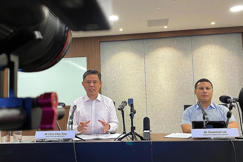BERI PENJELASAN: Menteri Perdagangan dan Perusahaan Encik Chan Chun Sing (kiri), bersama Menteri Pembangunan Negara, Encik Desmond Lee, hadir semasa sidang media bersama JTC dan NParks bagi menjelaskan isu berkaitan kesilapan dalam menebas tapak tanah Kranji Road dan Kranji Close. - Foto LIANHE ZAOBAO 