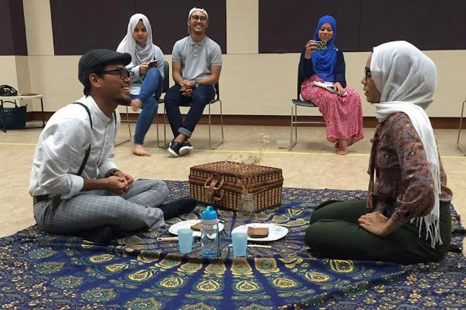 GIAT BERLATIH: Nurhelmy Hakim dan Hidayatul Fathiah (depan) memainkan watak pasangan utama dalam pementasan 'Abadi'. Mereka sedang berlatih bagi adegan romantik sambil dinilai oleh pengarah dan penulis skrip. - Foto ihsan AZFARIHIN AZIZ