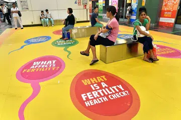 TINGKAT KESEDARAN KESUBURAN: Sebagai sebahagian kempen ILC, stesen MRT Sengkang diwarnai visual yang memberi lebih maklumat tentang pemeriksaan kesihatan kesuburan dan menggalakkan orang ramai untuk mengenal pasti tahap kesuburan mereka lebih awal.