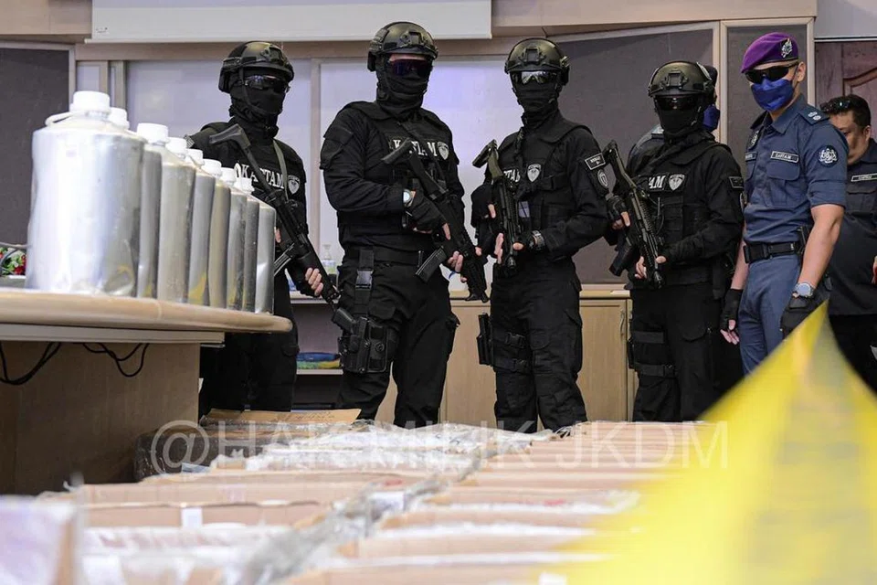 DADAH MEMBUNUH: Pegawai Jabatan Kastam Diraja Malaysia mengawal dadah fentanyl yang diisytiharkan sebagai sebatian minyak wangi oleh sindiket dadah antarabangsa.
