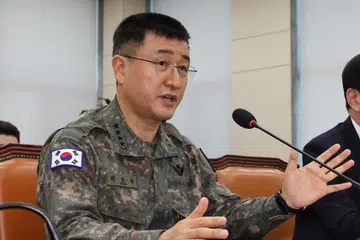 Ketua Staf Tentera Korea Selatan, Jeneral Park An-su, yang dilantik sebagai komander undang-undang tentera sejurus selepas Presiden Yoon Suk Yeol, mengisytiharkan undang-undang tentera pada malam 3 Disember 2024, menjawab soalan daripada ahli Parlimen semasa sesi tergempar Jawatankuasa Pertahanan di Dewan Nasional, Seoul, Korea Selatan, pada 5 Disember 