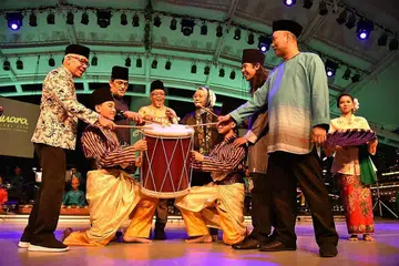 RASMI ACARA: (Berdiri dari kiri) Encik Tom Ibnur dari Taratak Indonesia; Encik Osman Abdul Hamid, Pengarah Artistik Festival Muara dan Era Dance Theatre serta anggota Jawatankuasa Seni Tari Melayu Singapura, Encik Norlie Ismail, Cik Fauziah Hanom, Encik Azmi Juhari dan Encik Kamel Riduan. - Foto ERA DANCE THEATRE