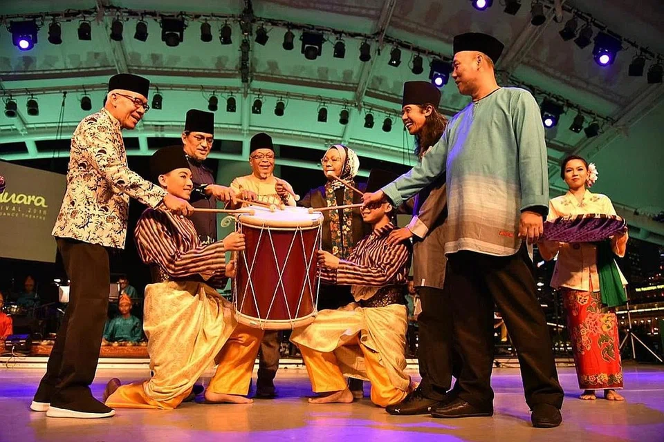 RASMI ACARA: (Berdiri dari kiri) Encik Tom Ibnur dari Taratak Indonesia; Encik Osman Abdul Hamid, Pengarah Artistik Festival Muara dan Era Dance Theatre serta anggota Jawatankuasa Seni Tari Melayu Singapura, Encik Norlie Ismail, Cik Fauziah Hanom, Encik Azmi Juhari dan Encik Kamel Riduan. - Foto ERA DANCE THEATRE