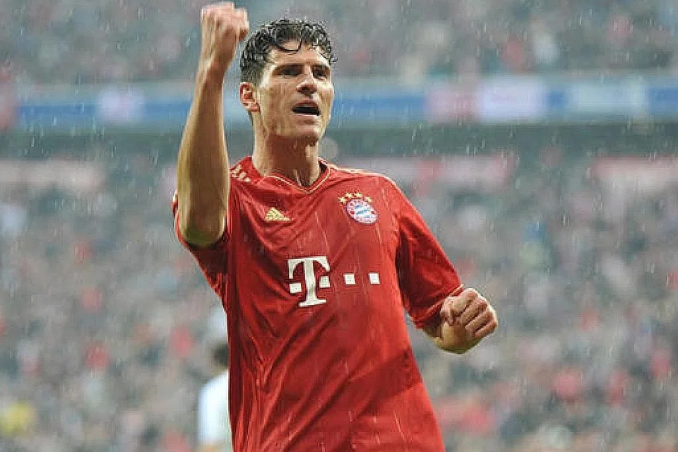PERHATIAN: Mario Gomez bukanlah antara pemain yang sering mendapat perhatian, namun beliau masih mempunyai pengkritiknya sendiri. Ini lebih-lebih lagi apabila penyerang itu terlepas peluang keemasan untuk meletakkan pasukan Jerman di hadapan ketika menentang Austria sewaktu kejohanan Euro 2008.