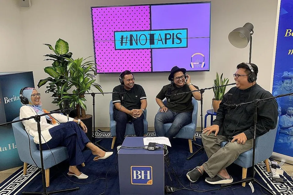 ADA LUCU, ADA GERUN: Pak andam, Encik Mohammad Hambali (dua dari kanan) dan Encik Hafeez Jefri menceritakan pengalaman mereka dalam mengendalikan usaha niaga pengantin. - Foto BH oleh SITI AISYAH NORDIN