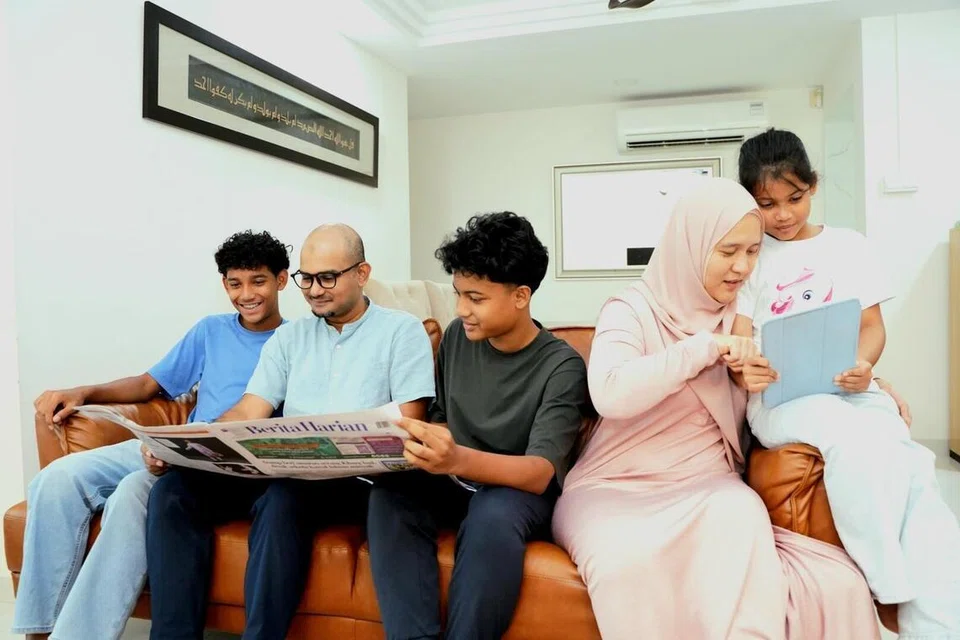 Kehadiran fizikal akhbar BH di rumah turut mencetuskan kesan berantai kepada ahli keluarga yang lain. Dalam gambar (dari kiri) Umar Rayyan Mohamad Farouk, Encik Mohamad Farouk Mohamad Yusoff, Mohamad Mikhail Mohamad Farouk, Cik Saleha Mohamad Nor dan Umairah Mohamad Farouk.