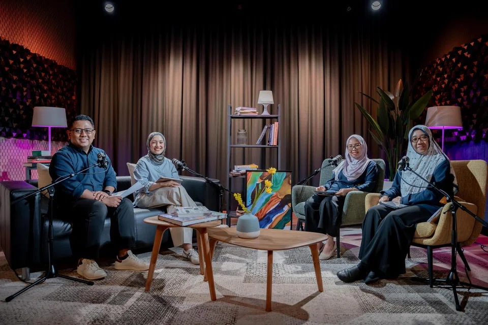 Pegawai Program KidSTART, Cik Jazimah Haron (kanan) dan Cik Siti Halimah Mohamed Ghazalie (dua dari kanan), berkongsi cabaran yang biasa dihadapi ibu bapa di samping membantu mereka mengurus tekanan, dalam sesi podcast kali ini bersama Koresponden, Encik Anwar Saleh (kiri) dan Penerbit Podcast, Cik Natasha Mustafa (dua dari kiri). 