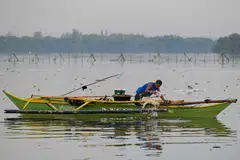 MENCARI REZEKI: Seorang nelayan di tengah perairan demi mencari rezeki (Gambar hiasan)