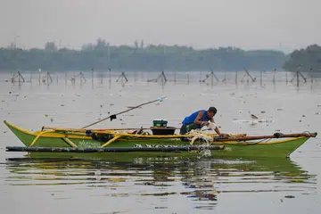 MENCARI REZEKI: Seorang nelayan di tengah perairan demi mencari rezeki (Gambar hiasan)