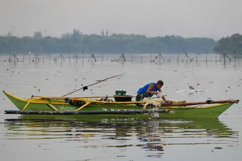 MENCARI REZEKI: Seorang nelayan di tengah perairan demi mencari rezeki (Gambar hiasan)