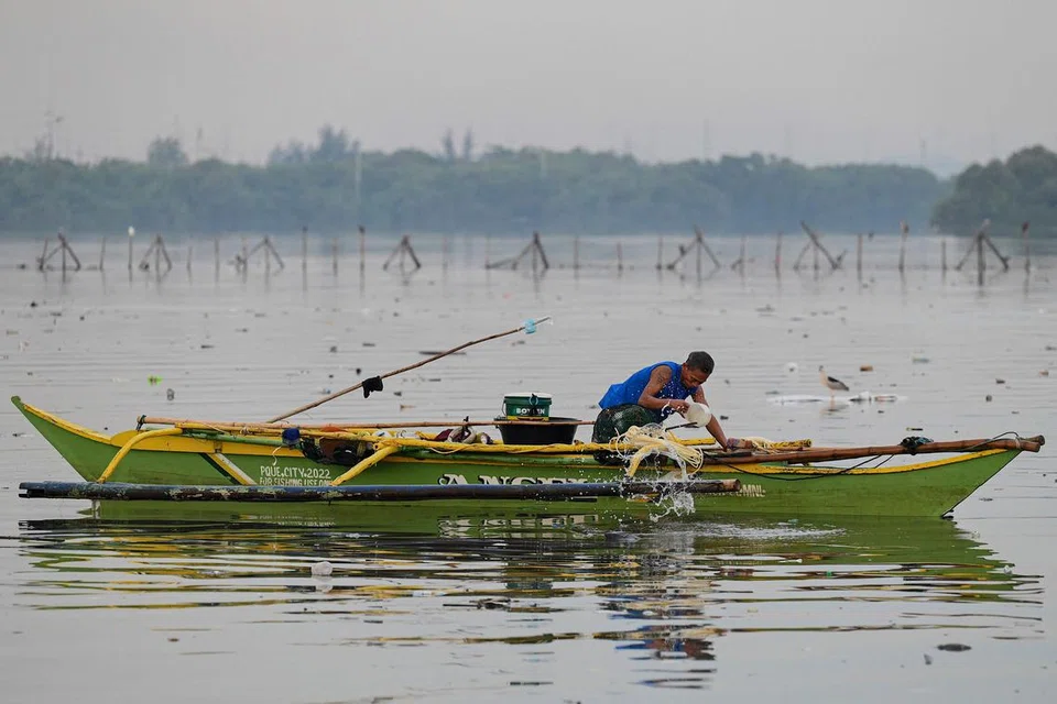 MENCARI REZEKI: Seorang nelayan di tengah perairan demi mencari rezeki (Gambar hiasan)