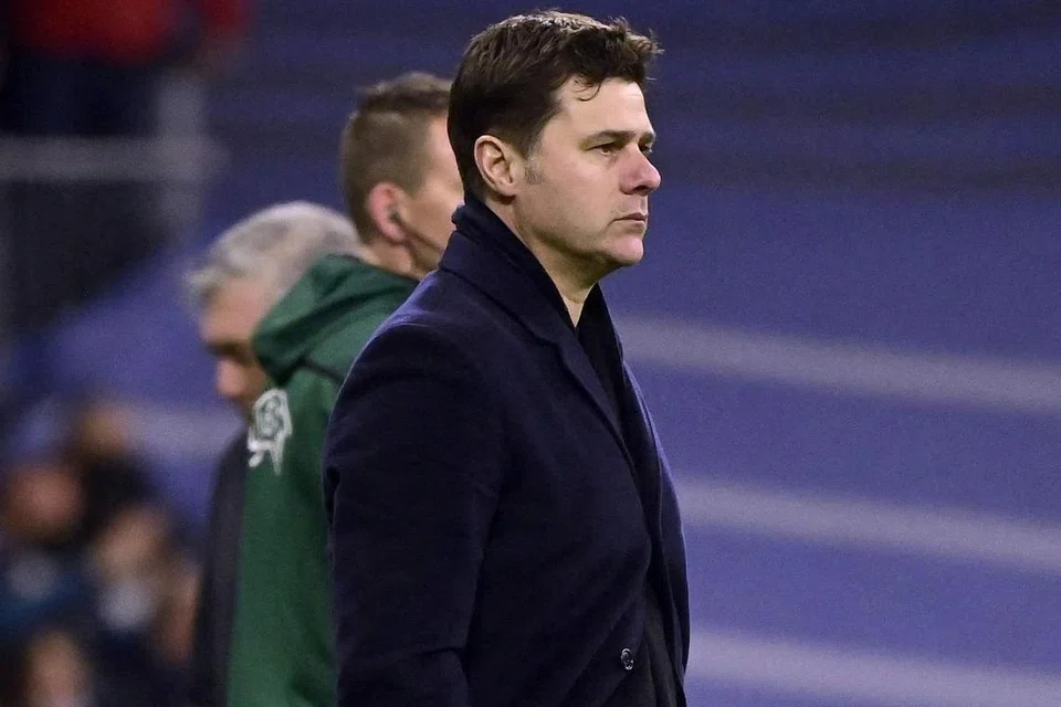 DUA WAJAH BERBEZA: Pengurus PSG, Mauricio Pochettino (gambar atas), kelihatan hampa manakala penyerang Real, Karim Benzema meraikan hatrik untuk bantu kelab gergasi Sepanyol itu bangkit dan mara ke suku akhir. - Foto-Foto AFP