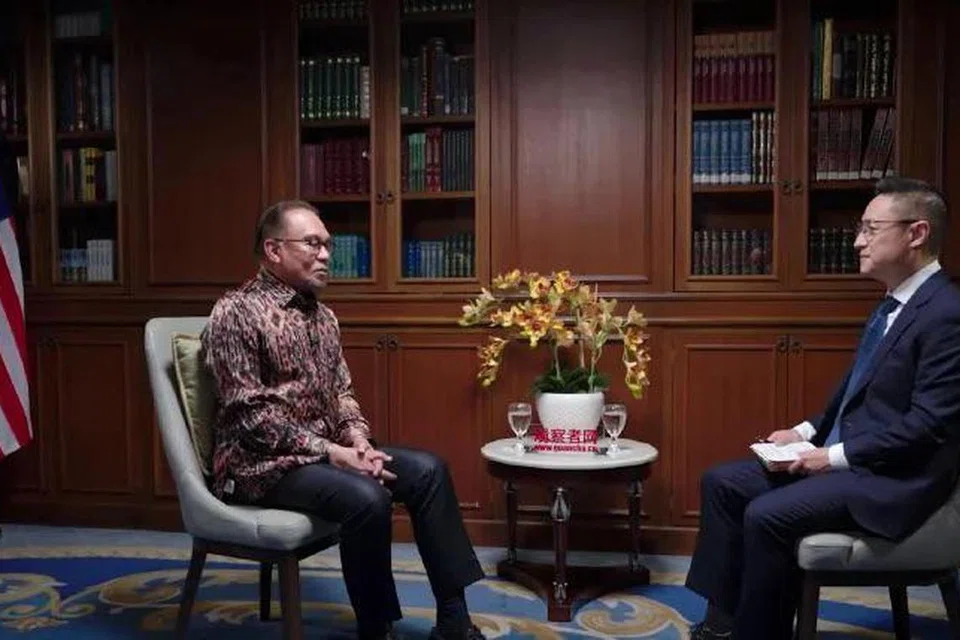 Perdana Menteri Malaysia, Datuk Seri Anwar Ibrahim (kiri) dalam temu bual bersama Encik Eric Li dari Guancha Global, sebuah syarikat penerbitan berpangkalan di Shanghai, China.