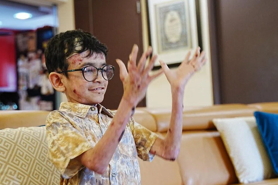 Raed gemar main bola sepak bersama sepupu-sepupunya. Dia menggunakan bola yang lembut untuk sukan ini agar tidak mencederakannya.