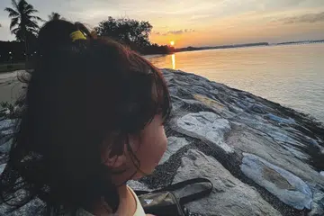 Penulis berpendapat bahawa ibu bapa perlu mencari keseimbangan – ada masanya boleh menegur si cilik, ada masanya perlu meminta maaf. Gambar dipetik ketika penulis ‘bercurhat’ (mencurah hati) bersama anaknya di Taman Pasir Ris.