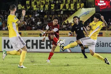 TIDAK MUDAH MENYERAH: Shahril Ishak (jersi merah) dan rakan sepasukannya akan mencuba untuk mendapatkan kemenangan dalam perlawanan kedua menentang Ceres di padang sendiri Rabu nanti. - Foto HOME UNITED