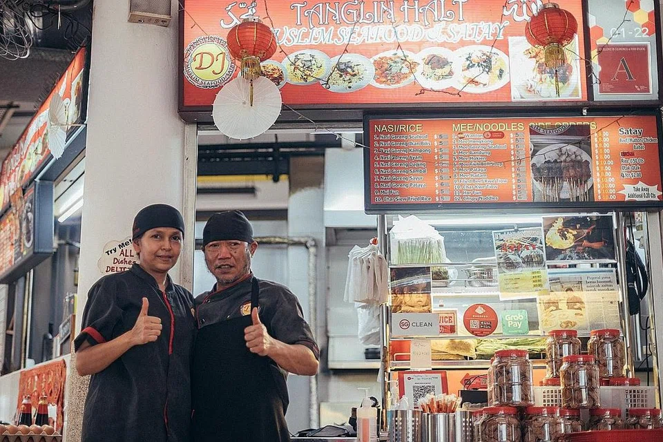 TAK SABAR NAK PINDAH: Encik Jafri Ismail, 59 tahun, pemilik bersama Tanglin Halt Muslim Seafood & Satay tidak sabar untuk berpindah ke pusat penjaja baru di Margaret Drive yang ditawarkan kepadanya sebagai ganti kerana menjangka akan menerima lebih ramai pelanggan di situ. - Foto BM oleh HARITH MUSTAFFA