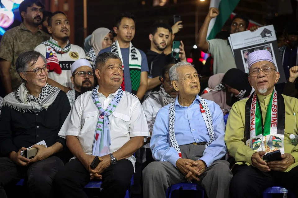 SOKONG PALESTIN: Bekas Perdana Menteri Tun Dr Mahathir Mohamad (dua dari kanan) bersama Presiden Parti Amanah Negara Datuk Seri Mohamad Sabu (dua dari kiri) dan Encik Tian Chua (kiri) pada Piket Kepung Demi Palestin yang berlangsung selama enam hari berhampiran Kedutaan Amerika Syarikat di Jalan Tun Razak.
